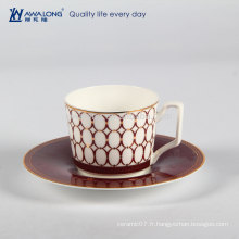 Ensemble de tasse de café et de soucoupes en chocolat en céramique à l'espresso isolé